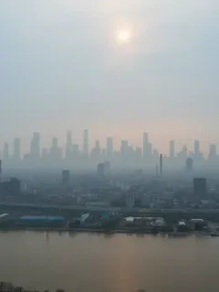 Hazy city skyline under a polluted sky, illustrating decreased air quality