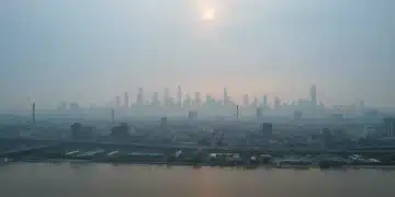 Hazy city skyline under a polluted sky, illustrating decreased air quality